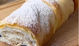 Skoniau už bet kurį tortą: lengvas suomiškas blynas su varškės įdaru ir uogomis