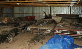 sename ūkiniame pastate aptikta įspūdinga 7-ojo dešimtmečio retro automobilių kolekcija