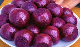 Skanios burokėlių salotos su sūriu ir riešutais