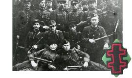 Dainavos apygardos vadovybė. Viduryje stovi ketvirtas iš kairės apygardos vadas D. Jėčys‑Ąžuolis (1947 04)