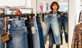 Stilingi džinsų deriniai 2026 metų pavasariui