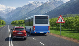 Kas turi pirmenybę jungiantis dviem eismo juostoms