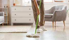 kaip tinkamai plauti grindis