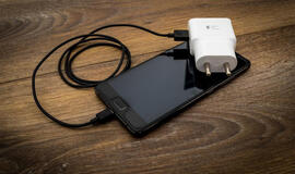 keisčiausios telefonų įkrovimo jungtys