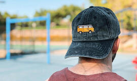 ką iš tikrųjų reiškia kepurė su snapeliu, nešiojama atgal