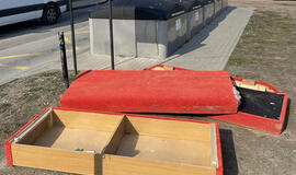 Šiukšlės, seni baldai, atliekų konteineriai