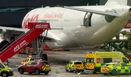 Vyras iškrito iš keleivinio lėktuvo