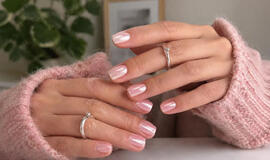 Rožinis manikiūras gegužei: 6 variantai su drėgnų žiedlapių efektu