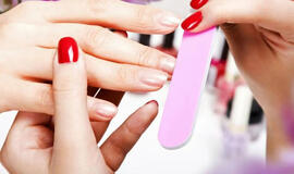 Manikiūrininkai dalijasi 6 dalykais, kurių niekada neturėtumėte daryti nagų salone