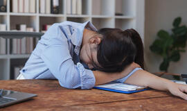 Kinijoje moteris, nepatenkinta atlyginimu, darbe 5 valandas miegojo