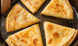 Sluoksniuoti paplotėliai keptuvėje