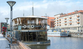 lauko kavinės senamiestyje, tiek Dangės upėje