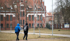 jaunuoliai, baigę miesto bei regiono mokyklas