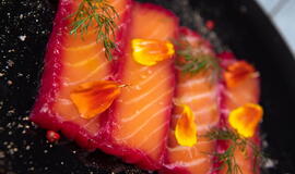 Lašiša burokėlių marinate