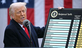 JAV teismas panaikino Trumpo paskelbtus laikinuosius 10 proc. pasaulinius muitų tarifus