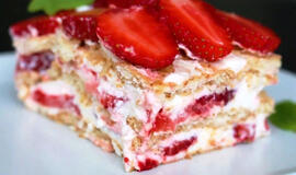 braškės, grietinė, sausainiai – 15 minučių ir tortas jau vėsta šaldytuve