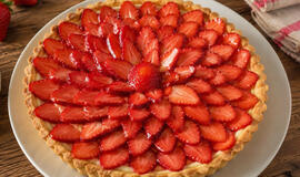 Braškių „crostata" su plikytu kremu – desertas