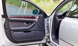 Viena klaida išlipant iš automobilio gali sukelti avariją: ką pataria vairuotojams