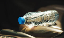 Karštą dieną vanduo iš plastikinių butelių gali kelti mirtiną pavojų