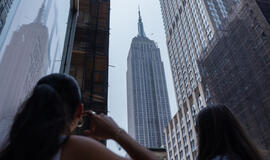 Du žmonės Niujorke įkopė į dangoraižį „Empire State Building“ ir išskleidė taikos transparantą