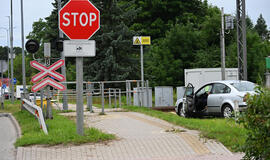 geležinkelio pervaža, automobilis, stop ženklas
