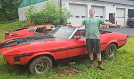 Retas 1971 metų „Ford Mustang Super Cobra Jet“ rūdija po atviru dangumi