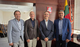 Neringos savivaldybės vicemeras Narūnas Lendraitis, Ispanijos garbės konsulas Vytautas Lygnugaris, Ispanijos ambasadorius Fernando Fernández-Aguayo Muñoz, meras Darius Jasaitis