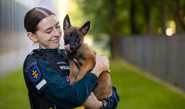 policijos pareigūnė, tarnybinis šuo