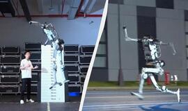 Kinijoje pristatytas į žmogų panašus robotas