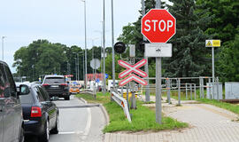 STOP ženklas, geležinkelio pervaža, automobiliai