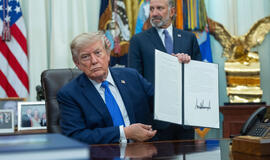 Trumpas pasirašė naujus vykdomuosius įsakymus, ribojančius prigimtinę teisę į JAV pilietybę