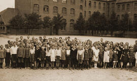 Lietuvių gimnazijos mokytojai ir mokiniai mokyklos kieme 1929-aisiais.