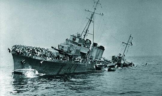 Laivas, užplaukęs ant minos (iliustruotosios istorijos nuotr.) 