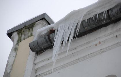 Klaipėdos senamiestis. Sniegas ir varvekliai