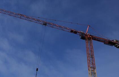 Klaipėdos rajone kranas sunkiai sužalojo darbininką