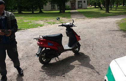 Bėglys su motoroleriu tėškėsi į purvyną
