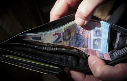 Minimalioji mėnesio alga didėja iki 607 eurų