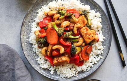 Tofu su anakardžiais ir daržovėmis