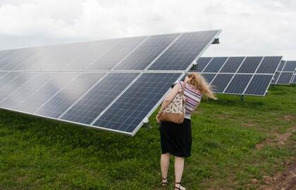 Gyvenimas pro langą: saulės baterijos su vėjo malūnais