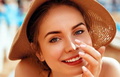 Sveikos odos instituto ekspertė neigia mitą apie aknės gydymą saulės spinduliais: taip tik gilinate problemą