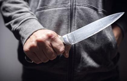 Grasinimai peiliu ir apgadintas automobilis