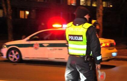 Mažeikiuose neblaivus ir teisių neturintis vairuotojas kliudė du automobilius