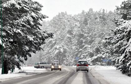 Vakarinėje šalies dalyje eismo sąlygas sunkina snygis