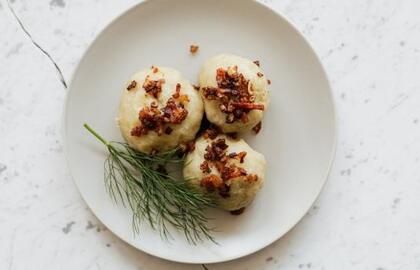 Cepelinai su trijų spalvų varškės įdaru