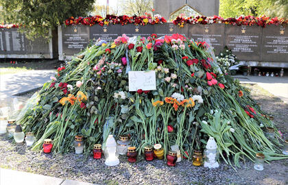 Antrojo pasaulinio karo aukų memoriale Klaipėdoje gegužės 10-ąją galima buvo išvysti Rusijos užpultą Ukrainą palaikančių bei karą smerkiančių žinučių.  Deniso NIKITENKOS nuotr.