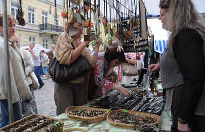 SUSKAIČIAVO. Jei Klaipėdos miesto savivaldybės taryba pritars, vienas „Europiadoje“ dirbantis prekybininkas ar paslaugos teikėjas per keturias festivalio dienas sutaupys nuo 11,6 iki 28,8 euro. Eimanto CHACHLOVO nuotr.