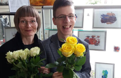 Parodą „Gėlės“ Jūratė You ir Gabrielius skiria šeimoms, kuriose yra žmonių, turinčių negalią. „Visi esame vienaip ar kitaip susiję, ir kiekvienas iš mūsų savo buvimu įdedame po mažytį lašelį į bendrą vandenyną. Mudviejų keturių rankų kūryba - tik nedidelis indėlis, kad gyventi būtų šviesiau ir gražiau“, - sako jiedu.