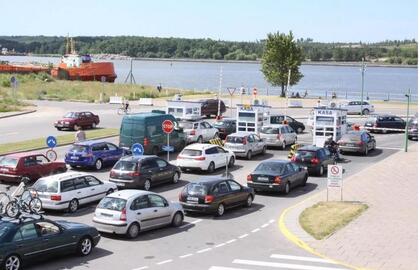Aukso bedugnė tarp Smiltynės perkėlos ir Neringos: poilsiautojai tuština pinigines
