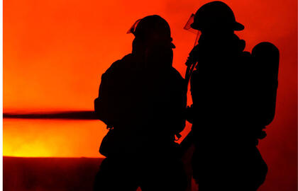 Iš degančio namo senolę ant rankų išnešė ugniagesiai: įtariama, kad moters namai padegti tyčia