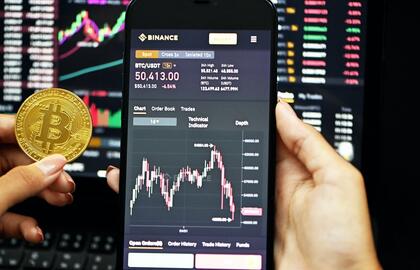 Didžiausia pasaulyje kriptovaliutų birža atkirto rusus nuo dolerių ir eurų